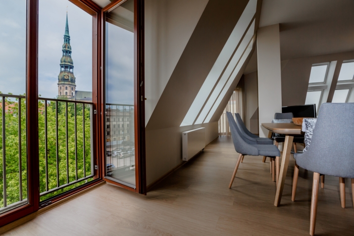 Sludinājumi. LUX klases dzīvesvieta klusā vietā, pašā Vecrīgas sirdī.  Cenā ietilpst apsildāma autostāvvieta, Cena: 495000 EUR Foto #1