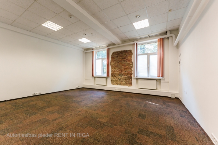 Объявление. Iznomā biroja telpas Šmerlī, \'Rīgas kinostudija\' ēkā, 1. stāvā. Platība sastāv no vienas telpas. Цена: 209 EUR/мес. Foto #1