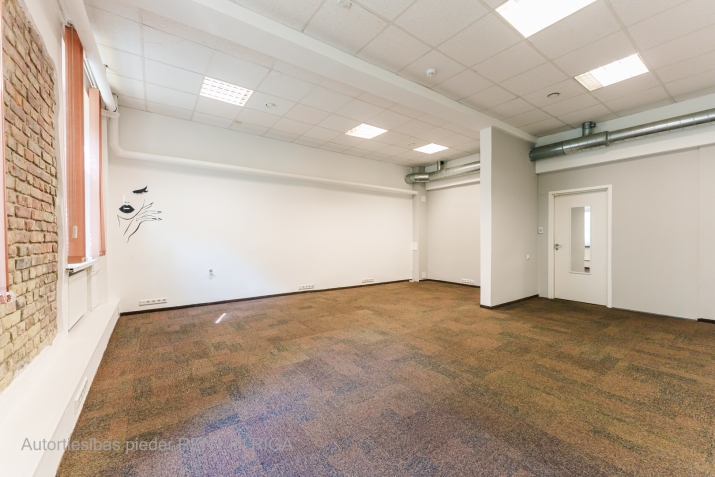 Объявление. Iznomā biroja telpas Šmerlī, \'Rīgas kinostudija\' ēkā, 1. stāvā. Platība sastāv no vienas telpas. Цена: 209 EUR/мес. Foto #4