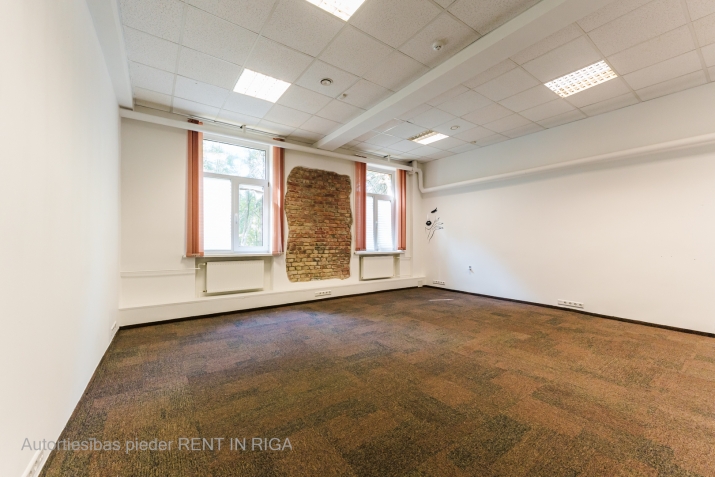 Объявление. Iznomā biroja telpas Šmerlī, \'Rīgas kinostudija\' ēkā, 1. stāvā. Platība sastāv no vienas telpas. Цена: 209 EUR/мес. Foto #2
