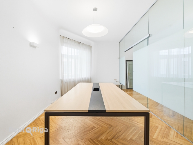 Объявление. Офисные помещения в Тихом центре  в реновированном и представительном здании с входом с улицы Цена: 2029 EUR/мес. Foto #3