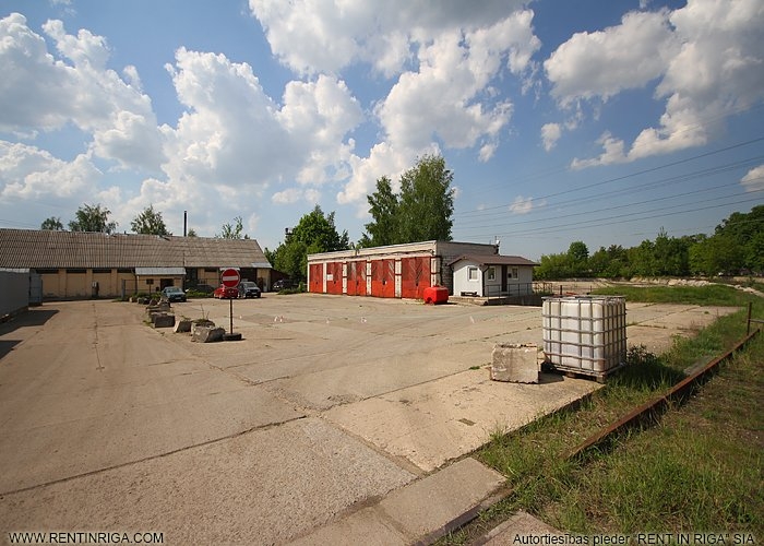 Sludinājumi. Iežogota teritorija ar dzelzceļa atzaru.   Piedāvājam nomai laukumu 1 000 m2, izklāts ar betona Cena: 700 EUR/mēn Foto #1
