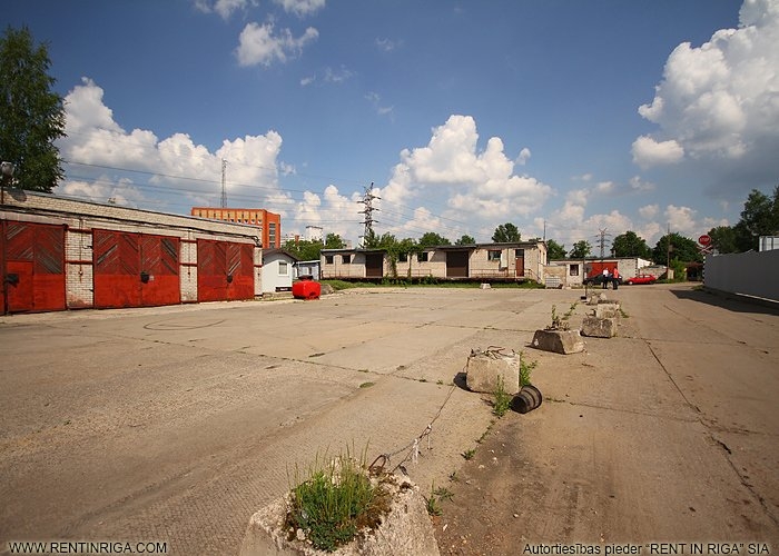 Sludinājumi. Iežogota teritorija ar dzelzceļa atzaru.   Piedāvājam nomai laukumu 1 000 m2, izklāts ar betona Cena: 700 EUR/mēn Foto #3