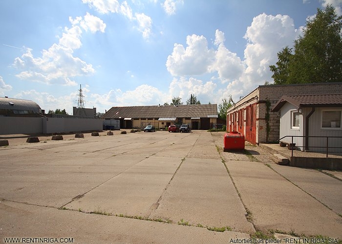 Sludinājumi. Iežogota teritorija ar dzelzceļa atzaru.   Piedāvājam nomai laukumu 1 000 m2, izklāts ar betona Cena: 700 EUR/mēn Foto #5