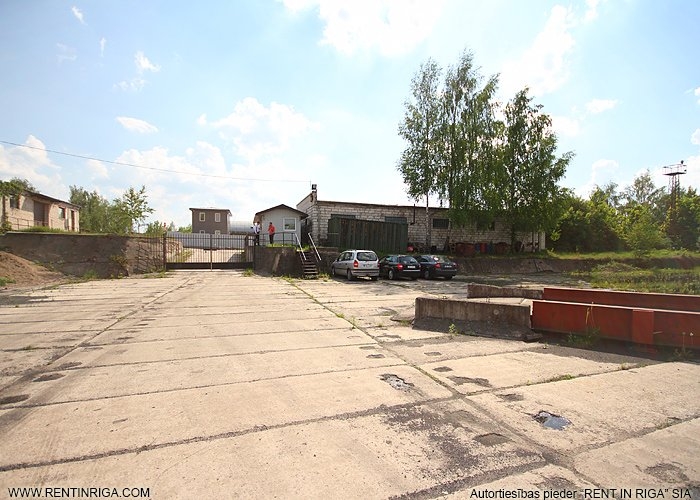 Sludinājumi. Iežogota teritorija ar dzelzceļa atzaru.   Piedāvājam nomai laukumu 1 000 m2, izklāts ar betona Cena: 700 EUR/mēn Foto #8