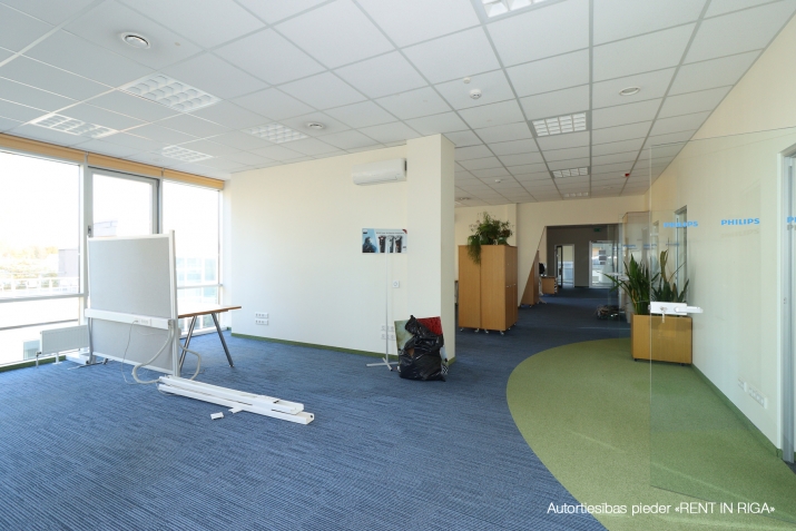 Sludinājumi. Birojs t/c \'Spice\' rajonā.  + 3. stāvs + Platība sastāv no atvērtas telpas, 4 kabinetiem, wc un Cena: 2500 EUR/mēn Foto #3