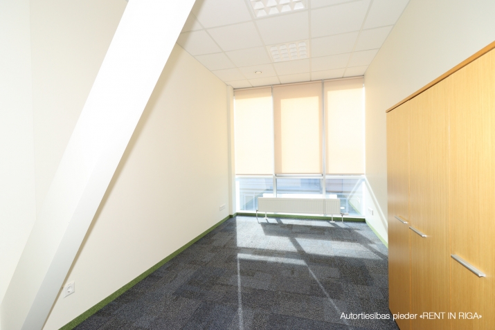 Sludinājumi. Birojs t/c \'Spice\' rajonā.  + 3. stāvs + Platība sastāv no atvērtas telpas, 4 kabinetiem, wc un Cena: 2500 EUR/mēn Foto #4