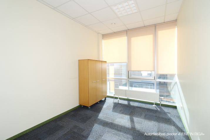 Sludinājumi. Birojs t/c \'Spice\' rajonā.  + 3. stāvs + Platība sastāv no atvērtas telpas, 4 kabinetiem, wc un Cena: 2500 EUR/mēn Foto #5