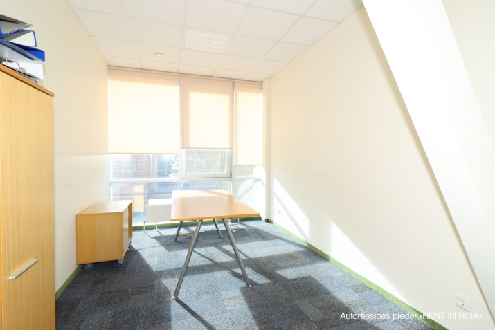 Sludinājumi. Birojs t/c \'Spice\' rajonā.  + 3. stāvs + Platība sastāv no atvērtas telpas, 4 kabinetiem, wc un Cena: 2500 EUR/mēn Foto #6