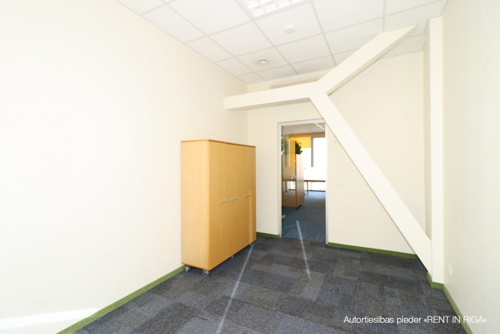 Sludinājumi. Birojs t/c \'Spice\' rajonā.  + 3. stāvs + Platība sastāv no atvērtas telpas, 4 kabinetiem, wc un Cena: 2500 EUR/mēn Foto #8