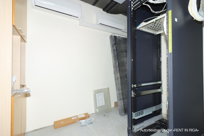 Sludinājumi. Birojs t/c \'Spice\' rajonā.  + 3. stāvs + Platība sastāv no atvērtas telpas, 4 kabinetiem, wc un Cena: 2500 EUR/mēn Foto #9