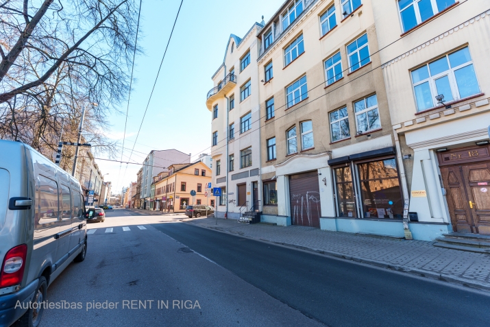 Sludinājumi. Renovētas pirmskara ēkas 1. stāvs.  Birznieka Upīša un Visvalža ielu krustojums.  Piedāvājumā 3 Cena: 330000 EUR Foto #6