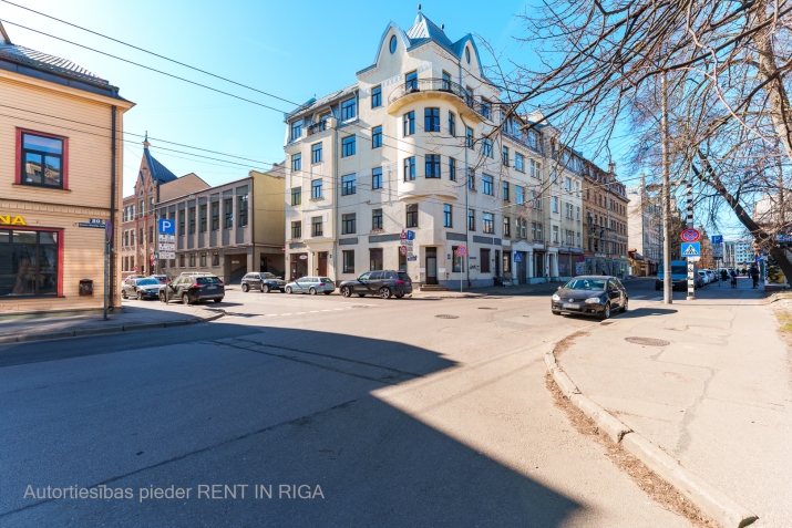 Sludinājumi. Renovētas pirmskara ēkas 1. stāvs.  Birznieka Upīša un Visvalža ielu krustojums.  Piedāvājumā 3 Cena: 330000 EUR Foto #2