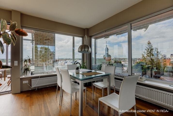 Sludinājumi. Dzīvoklis ar vienu no fantastiskajām terasēm Rīgā!  Dzīvoklis ir ēkas 6. un 7. stāvā. Tā kopējā Cena: 1500 EUR/mēn Foto #3