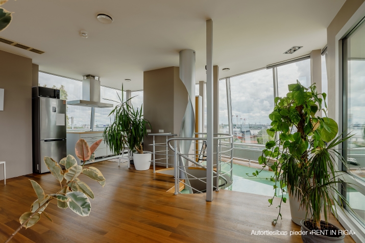 Sludinājumi. Dzīvoklis ar vienu no fantastiskajām terasēm Rīgā!  Dzīvoklis ir ēkas 6. un 7. stāvā. Tā kopējā Cena: 1500 EUR/mēn Foto #4