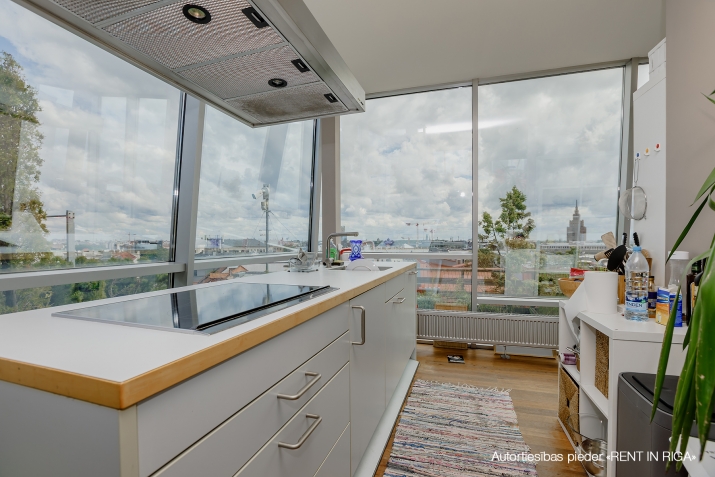 Sludinājumi. Dzīvoklis ar vienu no fantastiskajām terasēm Rīgā!  Dzīvoklis ir ēkas 6. un 7. stāvā. Tā kopējā Cena: 1500 EUR/mēn Foto #5