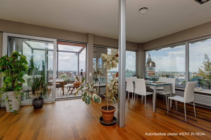 Sludinājumi. Dzīvoklis ar vienu no fantastiskajām terasēm Rīgā!  Dzīvoklis ir ēkas 6. un 7. stāvā. Tā kopējā Cena: 1500 EUR/mēn Foto #1