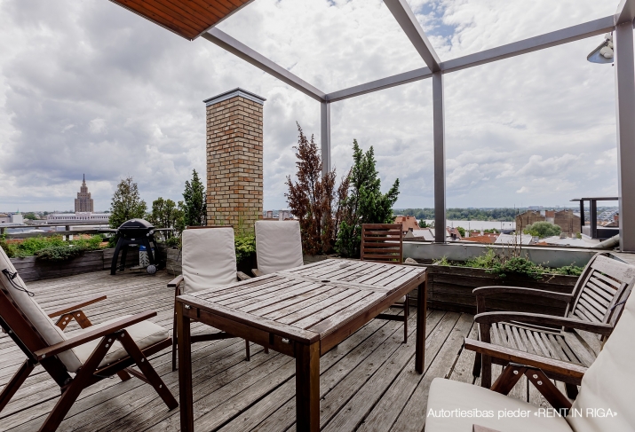 Sludinājumi. Dzīvoklis ar vienu no fantastiskajām terasēm Rīgā!  Dzīvoklis ir ēkas 6. un 7. stāvā. Tā kopējā Cena: 1500 EUR/mēn Foto #7
