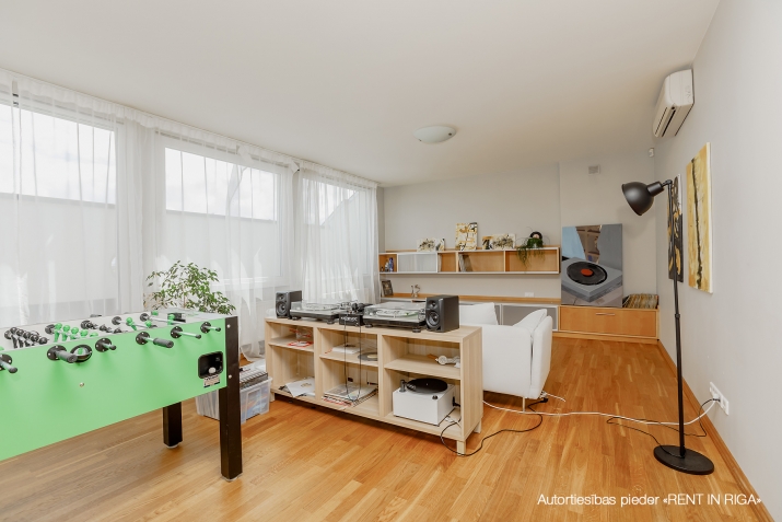 Sludinājumi. Dzīvoklis ar vienu no fantastiskajām terasēm Rīgā!  Dzīvoklis ir ēkas 6. un 7. stāvā. Tā kopējā Cena: 1500 EUR/mēn Foto #9