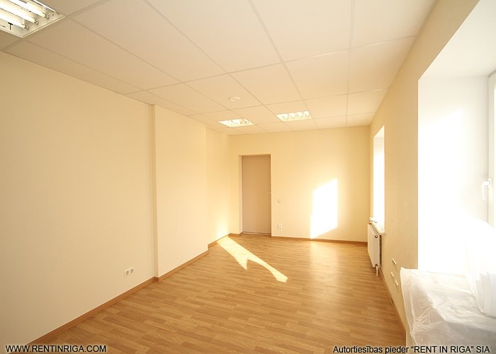 Объявление. Tiek iznomāta biroja telpa Valmieras ielā netālu no Ģertrūdes ielas. Birojs atrodas ēkas 2. stāvā, Цена: 140 EUR/мес. Foto #3