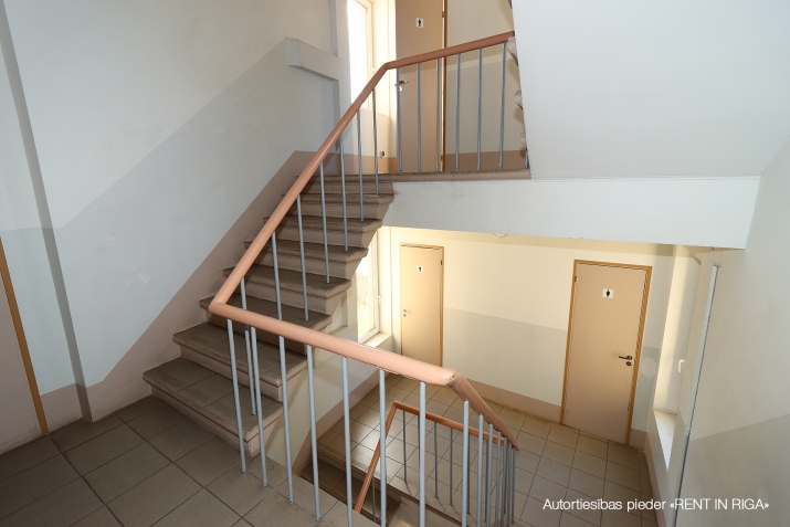 Объявление. Tiek iznomāta biroja telpa Valmieras ielā netālu no Ģertrūdes ielas. Birojs atrodas ēkas 2. stāvā, Цена: 140 EUR/мес. Foto #4