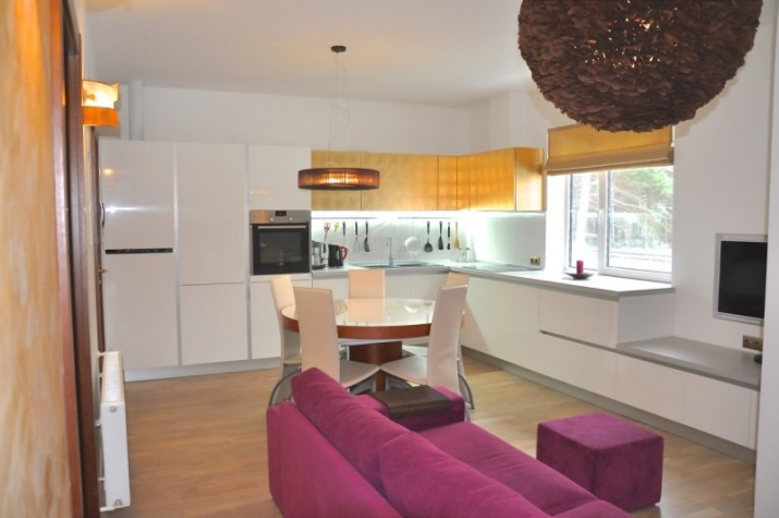 Sludinājumi. Īrei ziemas periodā tiek piedāvāts mūsdienīgs, pilnībā mēbelēts 3 istabu dzīvoklis 3 dzīvokļu mājā Cena: 500 EUR/mēn Foto #1