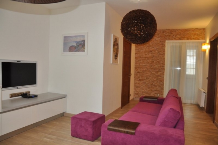 Sludinājumi. Īrei ziemas periodā tiek piedāvāts mūsdienīgs, pilnībā mēbelēts 3 istabu dzīvoklis 3 dzīvokļu mājā Cena: 500 EUR/mēn Foto #2