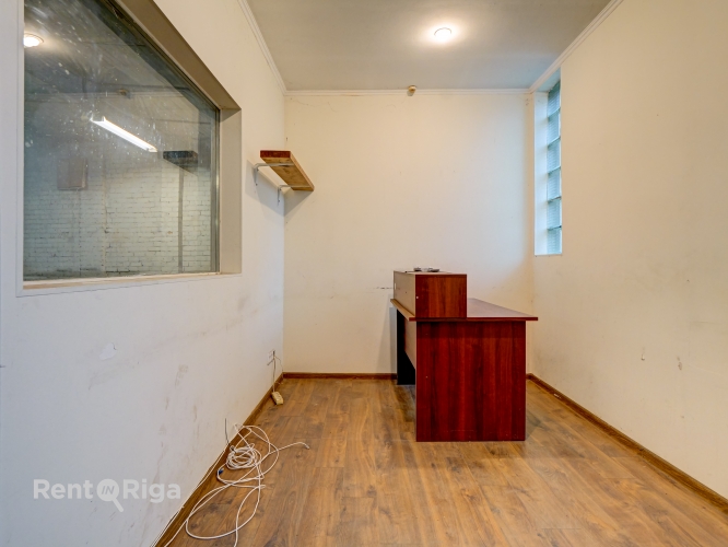 Sludinājumi. Iznomā noliktavas telpas Strenču ielā.  + kopējā platība 240 m2 + 3 fāžu elektrības pieslēgums + Cena: 960 EUR/mēn Foto #6
