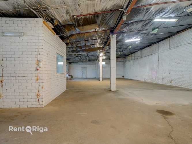 Sludinājumi. Iznomā noliktavas telpas Strenču ielā.  + kopējā platība 240 m2 + 3 fāžu elektrības pieslēgums + Cena: 960 EUR/mēn Foto #3