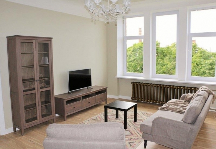 Sludinājumi. Tiek izīrēts izremontēts, gaišs un mājīgs jūgendstila dzīvoklis Skolas ielā - augstie griesti, Cena: 750 EUR/mēn Foto #1