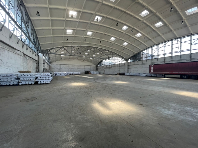 Объявление. Складские / производственные помещения с высокими потолками и естественным освещением.  + Удобный Цена: 6030 EUR/мес. Foto #3