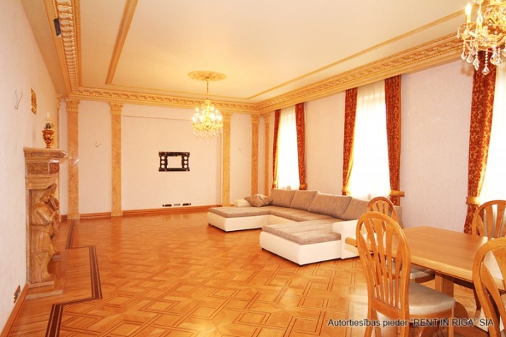 Sludinājumi. Pārdod ekskluzīvu dzīvokli pašā Rīgas centrā, pie Brīvības pieminekļa.  Dzīvoklis atrodas renovētas Cena: 700000 EUR Foto #1