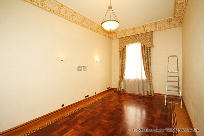 Sludinājumi. Pārdod ekskluzīvu dzīvokli pašā Rīgas centrā, pie Brīvības pieminekļa.  Dzīvoklis atrodas renovētas Cena: 700000 EUR Foto #6