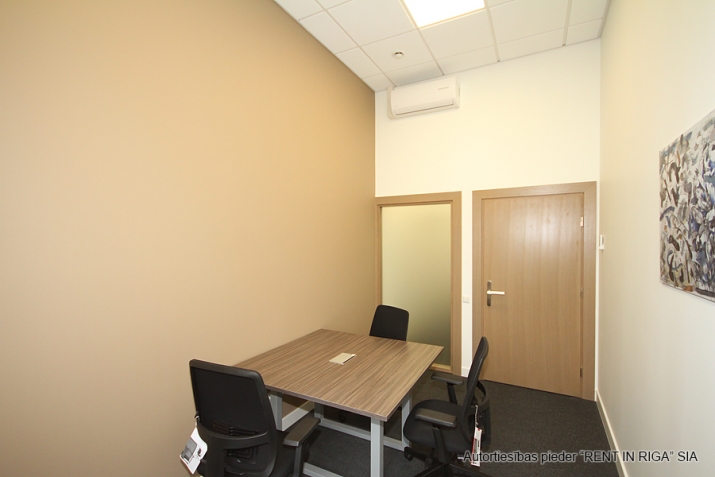 Sludinājumi. Piedāvājam nomāt biroja telpas jaunā biroja centrā Vecrīgā. Pilnībā aprīkoti un darbam gatavi darba Cena: 260 EUR/mēn Foto #1