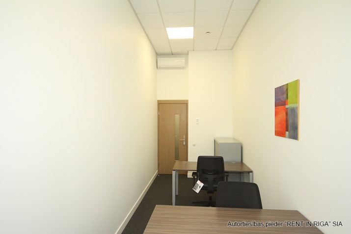 Sludinājumi. Piedāvājam nomāt biroja telpas jaunā biroja centrā Vecrīgā. Pilnībā aprīkoti un darbam gatavi darba Cena: 489 EUR/mēn Foto #2