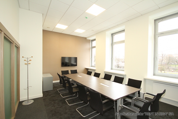 Sludinājumi. Piedāvājam nomāt biroja telpas jaunā biroja centrā Vecrīgā. Pilnībā aprīkoti un darbam gatavi darba Cena: 579 EUR/mēn Foto #4
