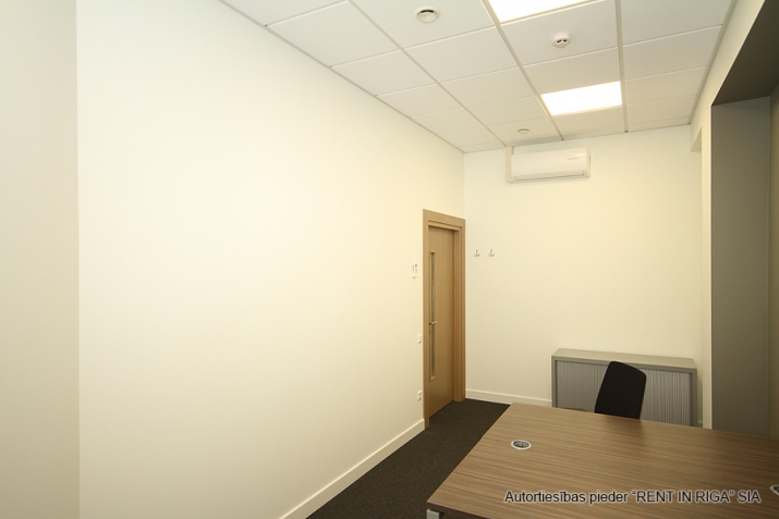 Sludinājumi. Piedāvājam nomāt biroja telpas jaunā biroja centrā Vecrīgā. Pilnībā aprīkoti un darbam gatavi darba Cena: 709 EUR/mēn Foto #3