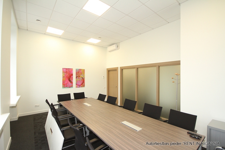 Sludinājumi. Piedāvājam nomāt biroja telpas jaunā biroja centrā Vecrīgā. Pilnībā aprīkoti un darbam gatavi darba Cena: 179 EUR/mēn Foto #5