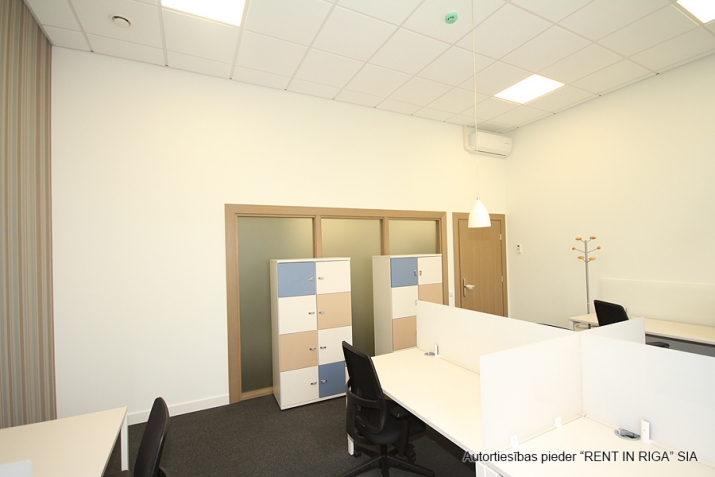 Sludinājumi. Piedāvājam nomāt biroja telpas jaunā biroja centrā Vecrīgā. Pilnībā aprīkoti un darbam gatavi darba Cena: 179 EUR/mēn Foto #2