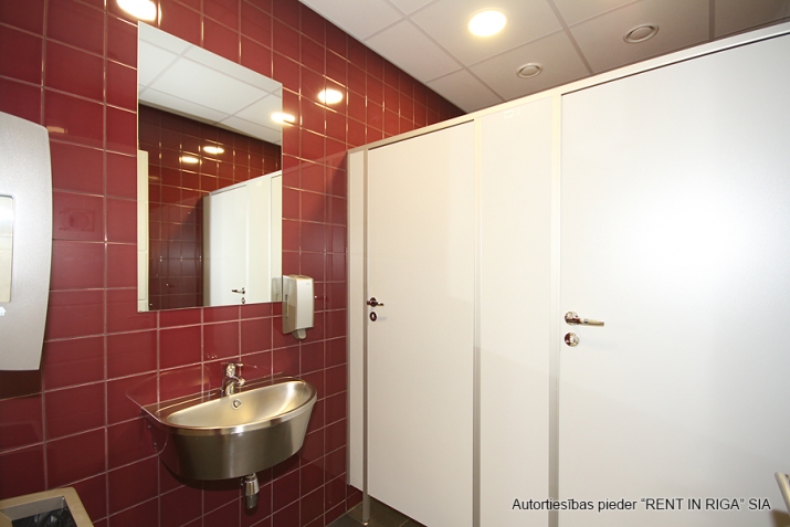 Sludinājumi. Piedāvājam nomāt biroja telpas jaunā biroja centrā. Pilnībā aprīkoti un darbam gatavi darba Cena: 249 EUR/mēn Foto #8