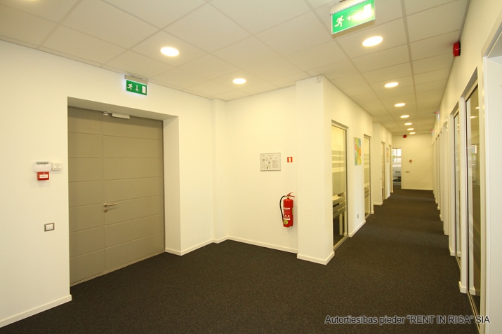 Sludinājumi. Piedāvājam nomāt biroja telpas jaunā biroja centrā. Pilnībā aprīkoti un darbam gatavi darba Cena: 249 EUR/mēn Foto #9