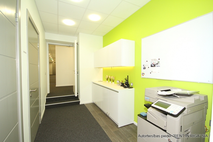 Sludinājumi. Piedāvājam nomāt biroja telpas jaunā biroja centrā. Pilnībā aprīkoti un darbam gatavi darba Cena: 249 EUR/mēn Foto #5