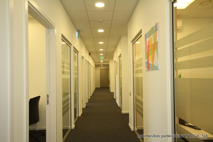 Sludinājumi. Piedāvājam nomāt biroja telpas jaunā biroja centrā. Pilnībā aprīkoti un darbam gatavi darba Cena: 249 EUR/mēn Foto #8