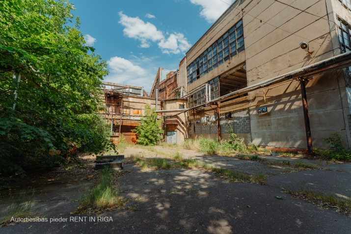 Sludinājumi. Telpas ražošanai vai noliktavai.  Liela, taisnstūrveida telpa 2000 kvm platībā. Griestu augstums Cena: 3000 EUR/mēn Foto #5