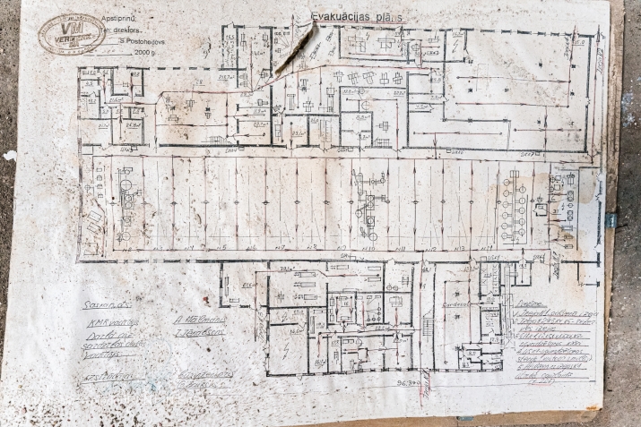 Sludinājumi. Telpas ražošanai vai noliktavai.  Liela, taisnstūrveida telpa 2000 kvm platībā. Griestu augstums Cena: 3000 EUR/mēn Foto #6