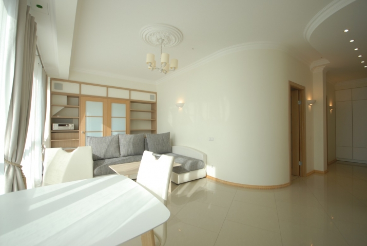 Sludinājumi. Īrei tiek piedāvāts gaišs un saulains studio dzīvoklis ar divām izolētām istabām, kvalitatīvu Cena: 950 EUR/mēn Foto #2