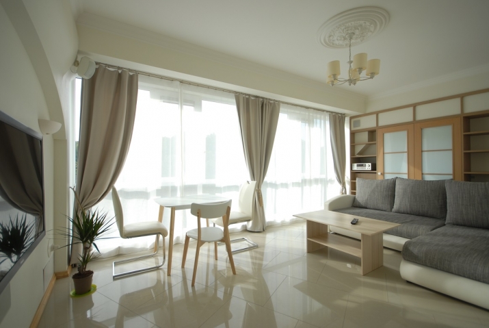 Sludinājumi. Īrei tiek piedāvāts gaišs un saulains studio dzīvoklis ar divām izolētām istabām, kvalitatīvu Cena: 950 EUR/mēn Foto #1