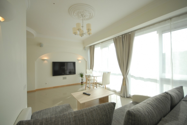 Sludinājumi. Īrei tiek piedāvāts gaišs un saulains studio dzīvoklis ar divām izolētām istabām, kvalitatīvu Cena: 950 EUR/mēn Foto #3