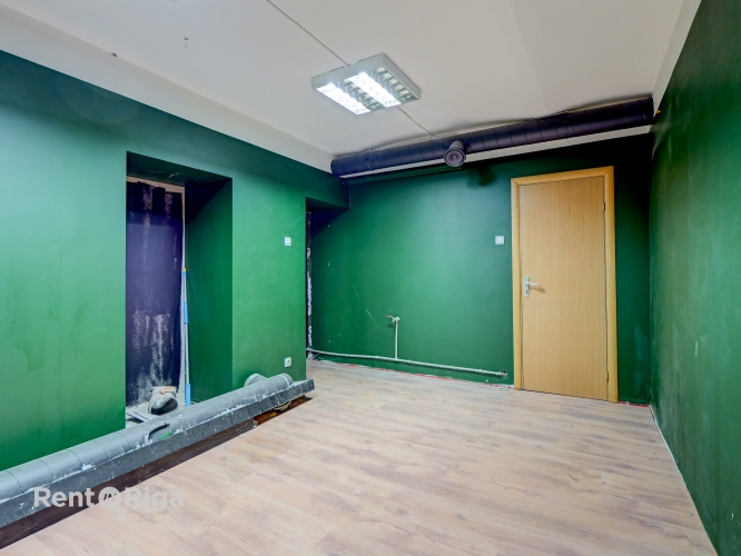 Sludinājumi. Nomai pieejamas plašas tirdzniecības telpas aktīvā vietā pilsētas centrā.  Tieši pie ēkas atrodas Cena: 474 EUR/mēn Foto #2