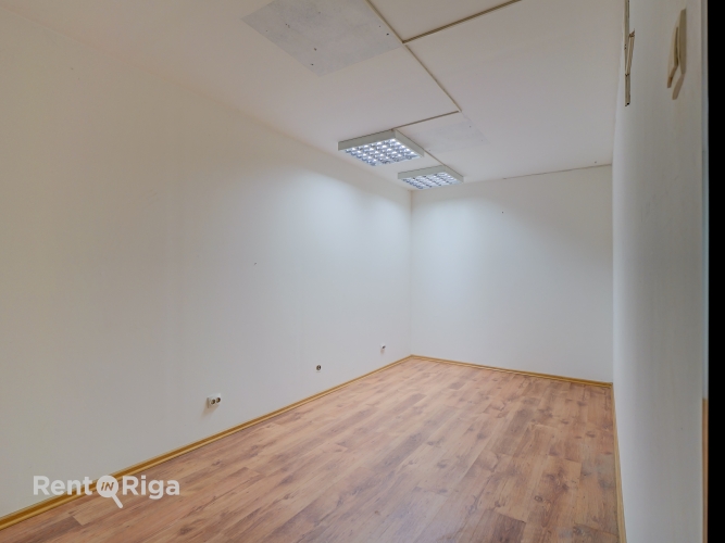 Sludinājumi. Nomai pieejamas plašas tirdzniecības telpas aktīvā vietā pilsētas centrā.  Tieši pie ēkas atrodas Cena: 474 EUR/mēn Foto #8